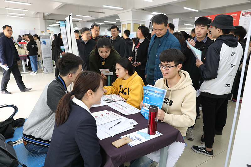 双选会3.jpg 双选会3.jpg